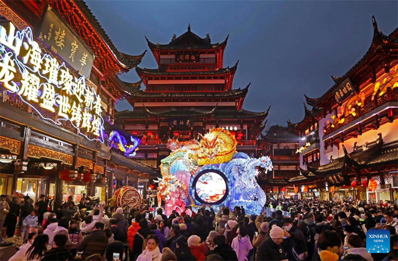 Die Altstadt in Shanghai erstrahlt in zartem Laternenlicht