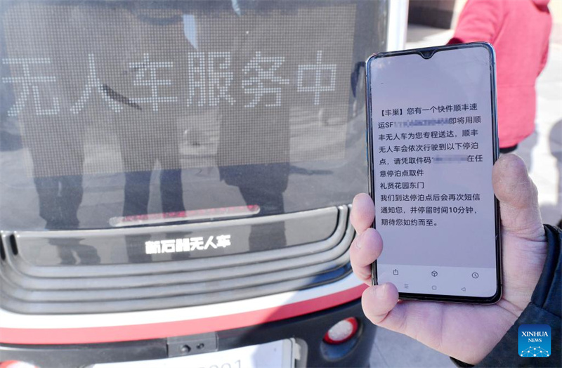 Unbemannte Lieferfahrzeuge in der Xiong'an New Area in Nordchina im Einsatz