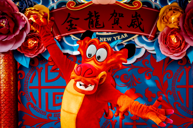 Shanghai: Glücksdrache Mushu erscheint im Disneyland