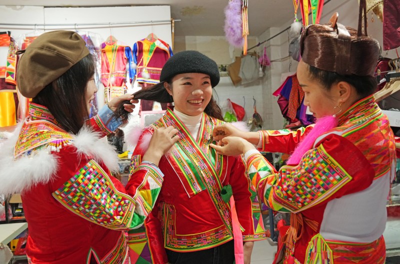 Guangxi: Verkauf handgefertigter traditioneller ethnischer Kleidung boomt