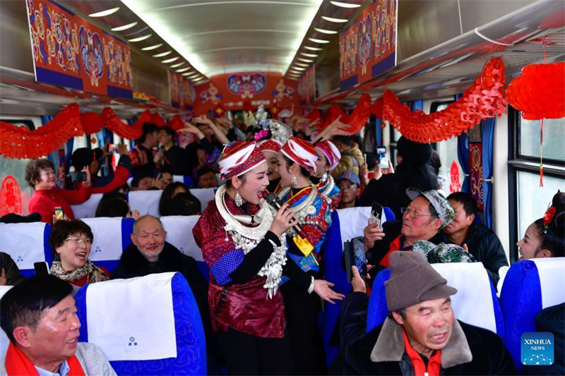 „Dorfgala“ in einem Zug auf der Shanghai-Kunming-Eisenbahn