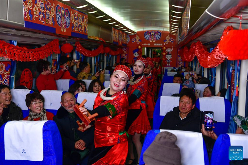 „Dorfgala“ in einem Zug auf der Shanghai-Kunming-Eisenbahn