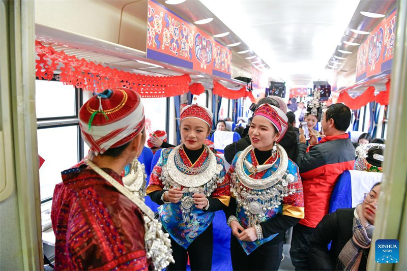 „Dorfgala“ in einem Zug auf der Shanghai-Kunming-Eisenbahn