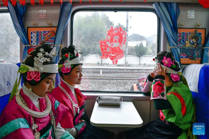 „Dorfgala“ in einem Zug auf der Shanghai-Kunming-Eisenbahn