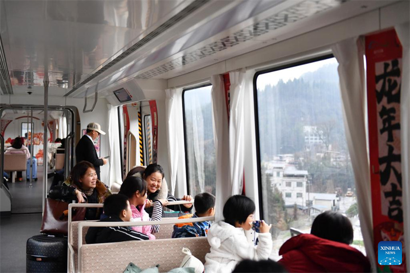 Magnetschwebebahn mit Aussicht zieht Besucher nach Fenghuang in Hunan