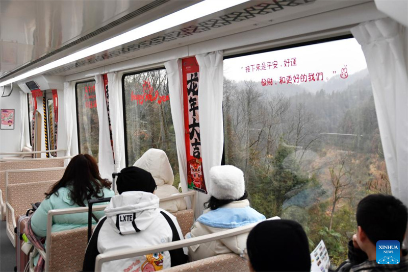 Magnetschwebebahn mit Aussicht zieht Besucher nach Fenghuang in Hunan