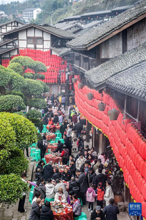Kilometer langes Bankett zum diesjährigen Frühlingsfest in Chongqing