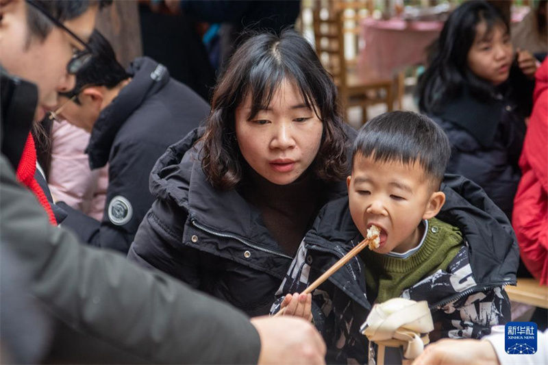 Kilometer langes Bankett zum diesjährigen Frühlingsfest in Chongqing