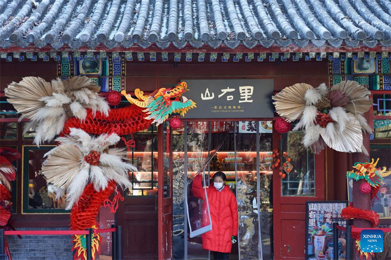Festliche Drachen-Elemente auf Beijings Zentralachse gesichtet
