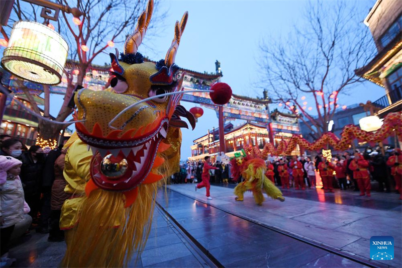 Festliche Drachen-Elemente auf Beijings Zentralachse gesichtet