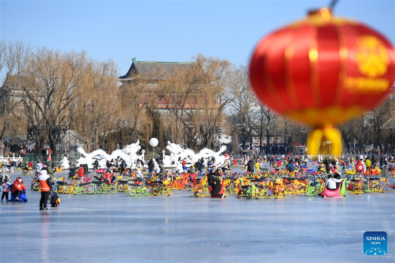 Festliche Drachen-Elemente auf Beijings Zentralachse gesichtet