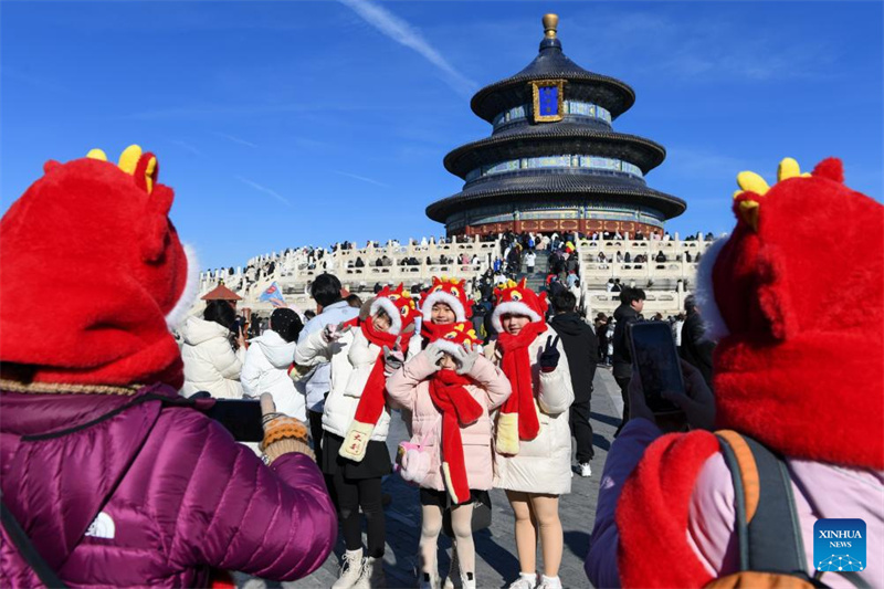 Festliche Drachen-Elemente auf Beijings Zentralachse gesichtet