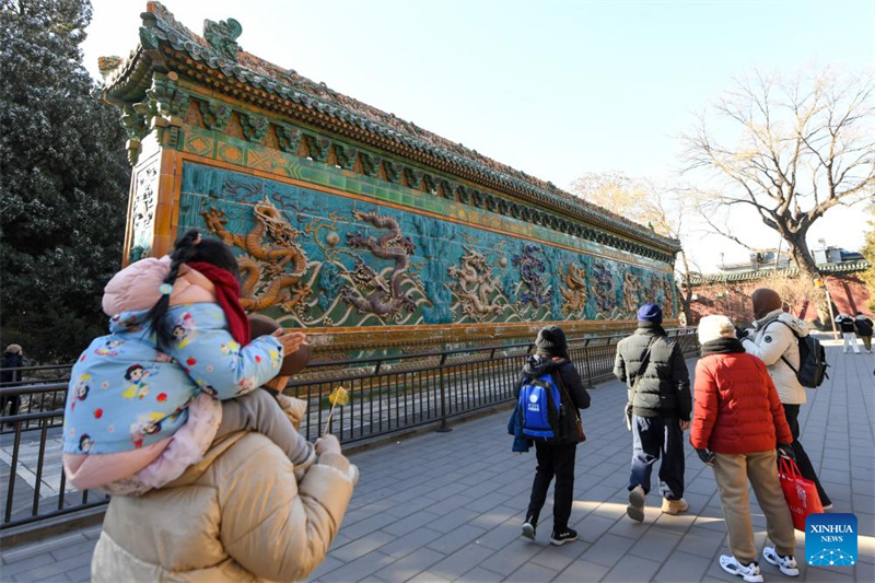 Festliche Drachen-Elemente auf Beijings Zentralachse gesichtet