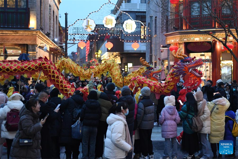 Festliche Drachen-Elemente auf Beijings Zentralachse gesichtet