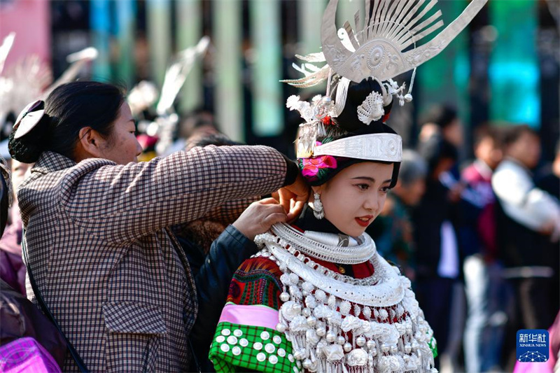 Menschen der Miao-Minorität feiern das Gannangxiang-Fest in Guizhou