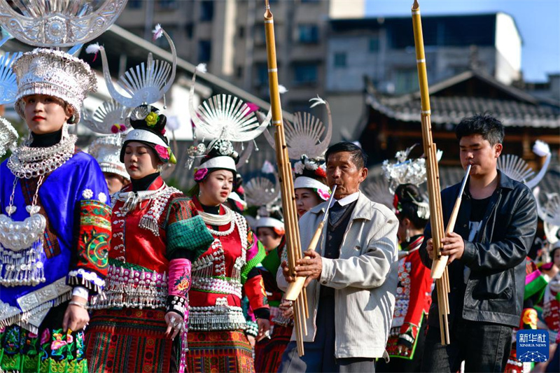 Menschen der Miao-Minorität feiern das Gannangxiang-Fest in Guizhou