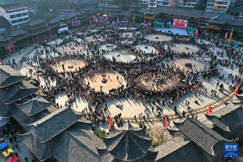 Menschen der Miao-Minorität feiern das Gannangxiang-Fest in Guizhou