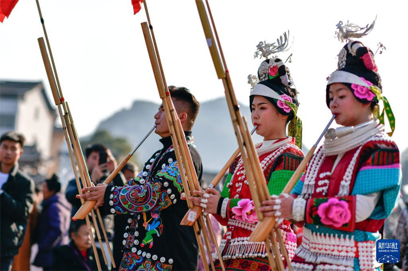 Menschen der Miao-Minorität feiern das Gannangxiang-Fest in Guizhou