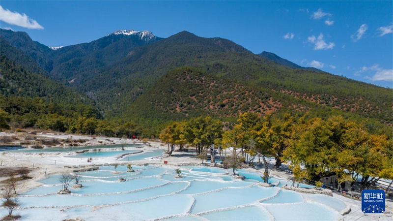 „Weiße Wasserterrasse“ in Shangri-La: Ein Naturwunder in Yunnan