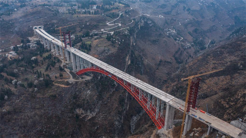 Baishuihe-Brücke wird auf der Nayong-Qinglong-Autobahn in Südwestchina errichtet