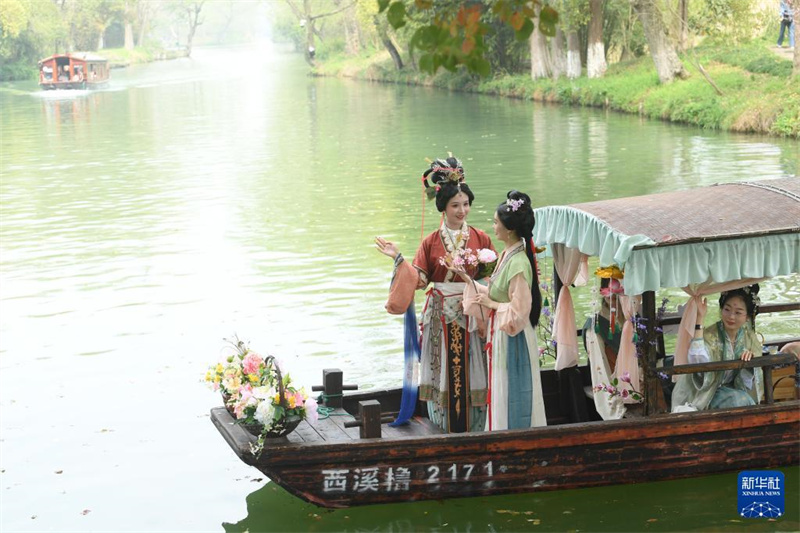Darstellerinnen in traditionellen Kostümen nehmen an einer Bootsparade zum Huazhao-Fest im Xixi-Feuchtgebiet in Hangzhou teil. (Foto vom 24. März, Wen Xinyang/Xinhua)