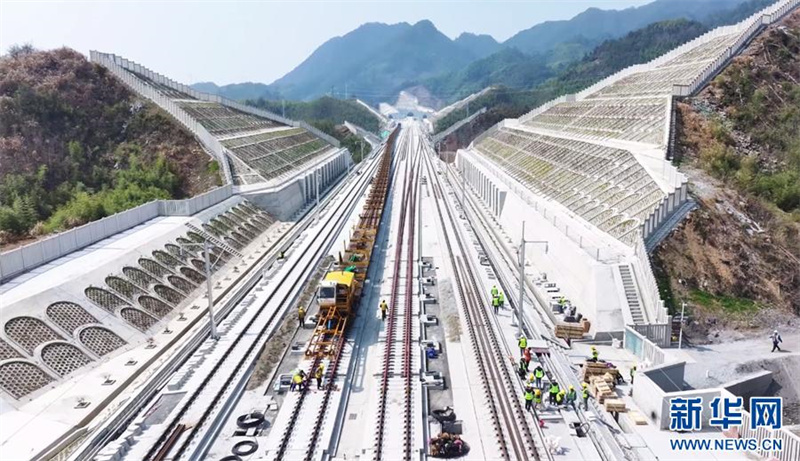 Verlegung der Gleise auf der Hochgeschwindigkeitsstecke Xuancheng-Jixi abgeschlossen