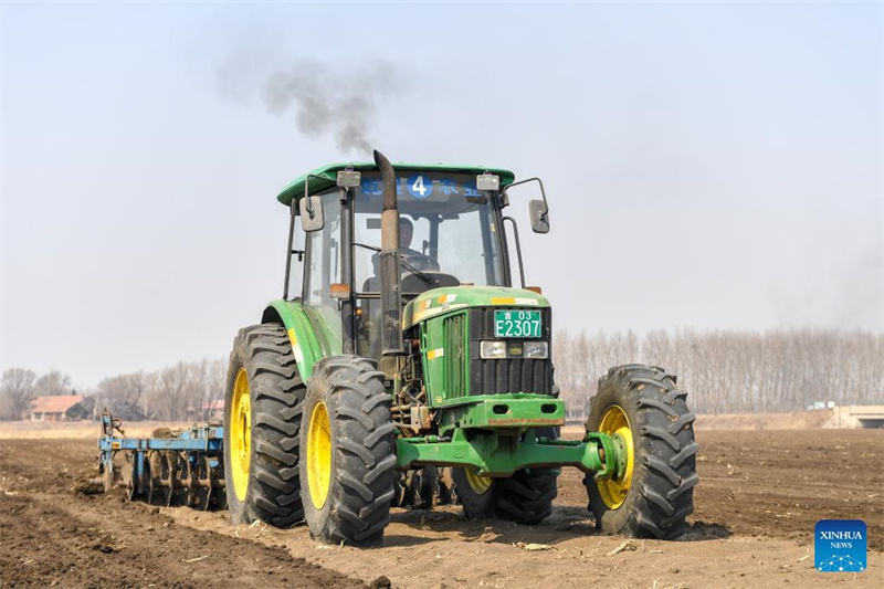 Landwirte beginnen mit dem jährlichen Frühjahrspflügen in Nordostchina