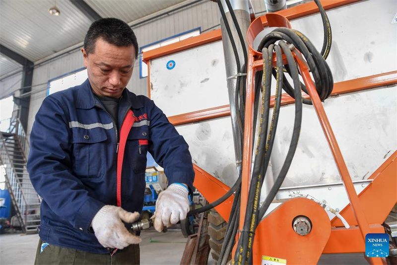 Landwirte beginnen mit dem jährlichen Frühjahrspflügen in Nordostchina