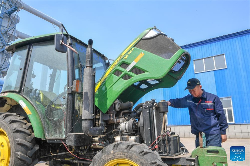 Landwirte beginnen mit dem jährlichen Frühjahrspflügen in Nordostchina