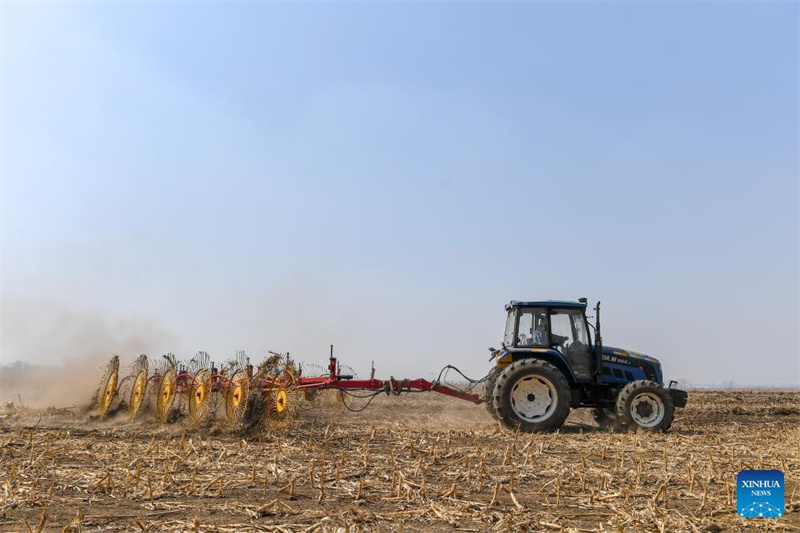 Landwirte beginnen mit dem jährlichen Frühjahrspflügen in Nordostchina