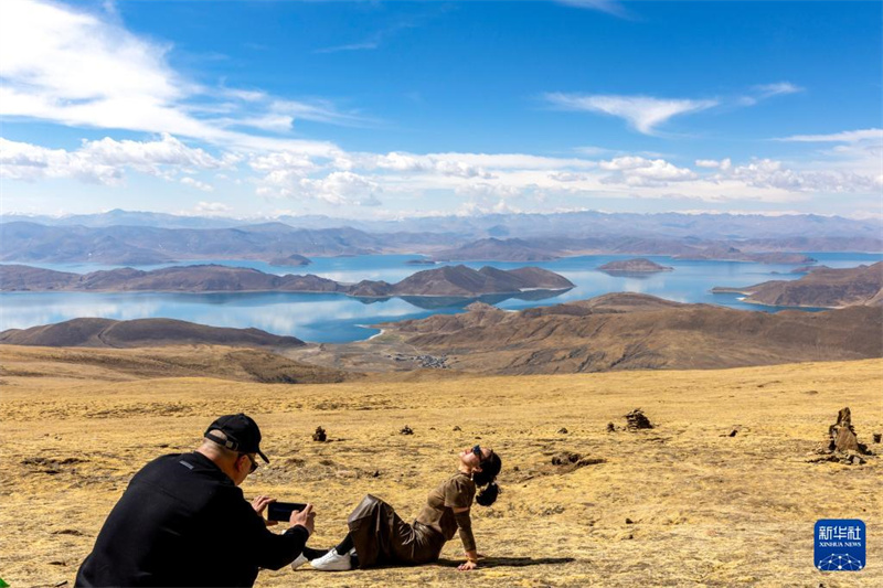 Attraktive Landschaften des Yamzbog-Yumco-Sees in Xizang