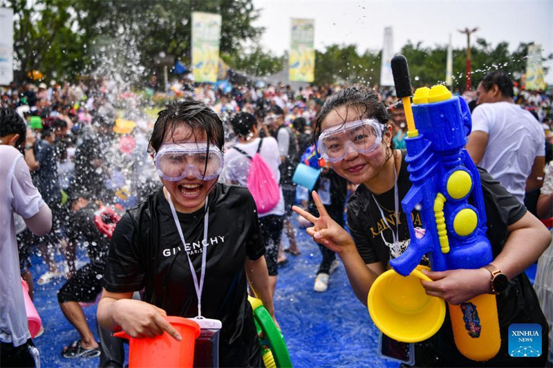 Menschen feiern das Wasserspritzfest im südwestchinesischen Yunnan