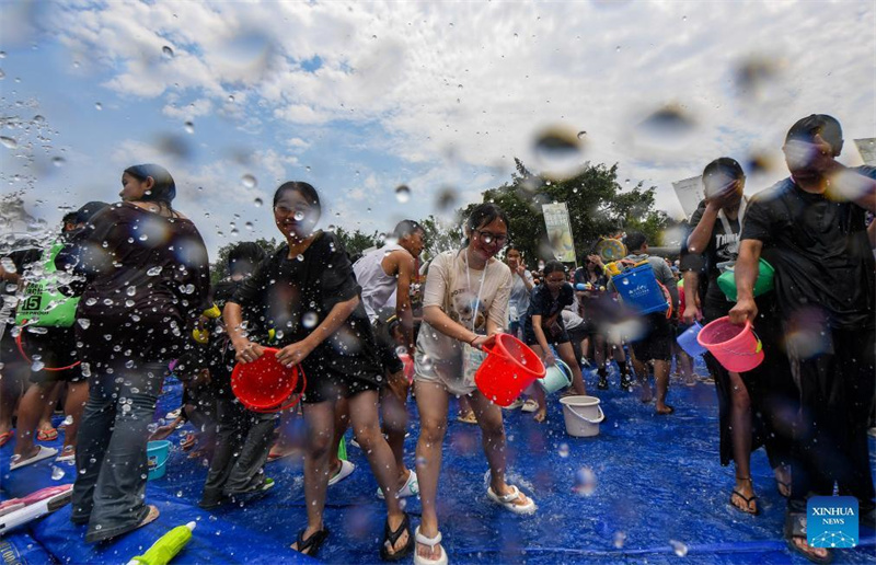 Menschen feiern das Wasserspritzfest im südwestchinesischen Yunnan