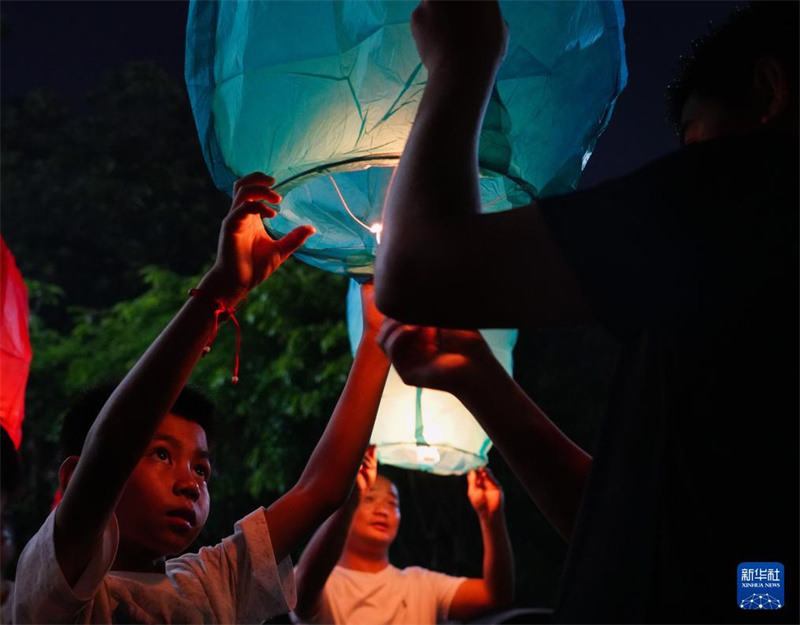 Zur Feier des Wasserspritzfests lassen Menschen in Xishuangbanna Kongming-Laternen steigen