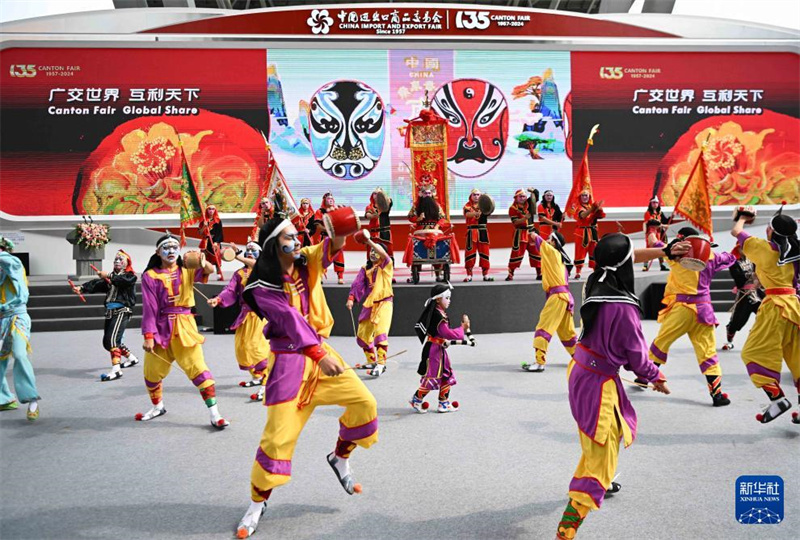 Der Yingge-Tanz tritt auf der Kanton-Messe auf