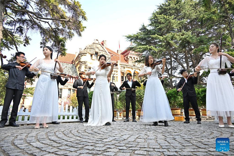 Qingdao: Studenten veranstalten Aufführungen für das Gemeinwohl