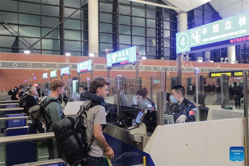 Passagiere des Fluges CZ8021 durchlaufen die Grenzkontrollformalitäten am internationalen Flughafen Taoxian in Shenyang in der nordostchinesischenProvinz Liaoning (Foto vom 24. April 2024, Xinhua).