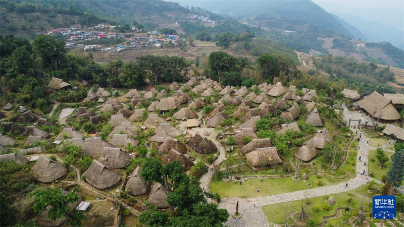 Historisches Dorf der ethnischen Gruppe Wa lockt Touristen an