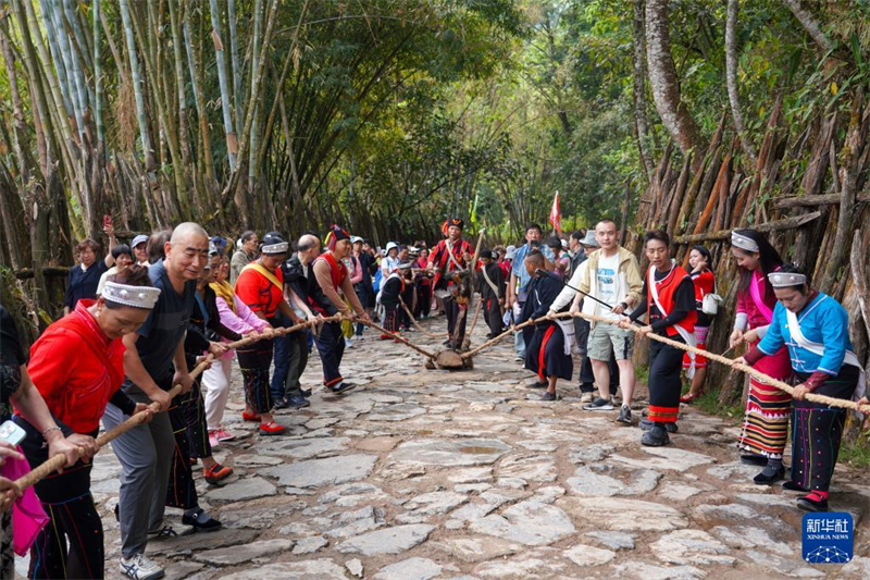 Historisches Dorf der ethnischen Gruppe Wa lockt Touristen an