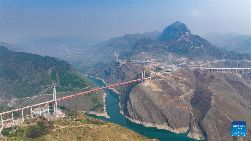 Brücke über den Zangke-Fluss in Guizhou ist fertiggestellt