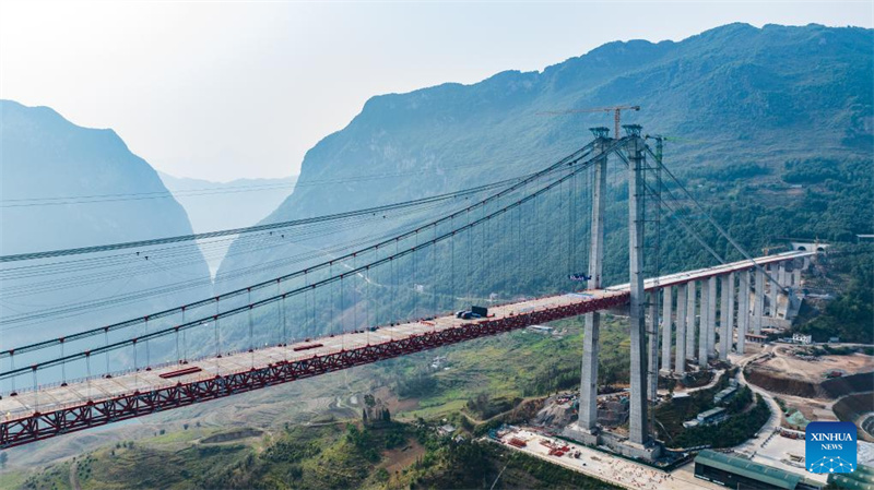 Brücke über den Zangke-Fluss in Guizhou ist fertiggestellt