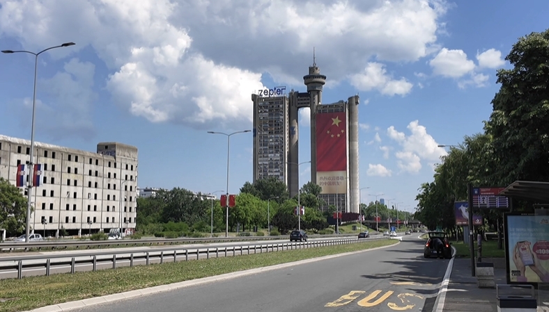  Ein herzliches Willkommen unseren lieben chinesischen Freunden! Chinesische Flaggen und Willkommensgrüße überall in Serbien