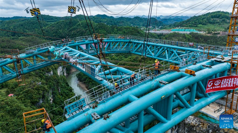 Brücke über den Lami-Fluss in Guizhou im Bau