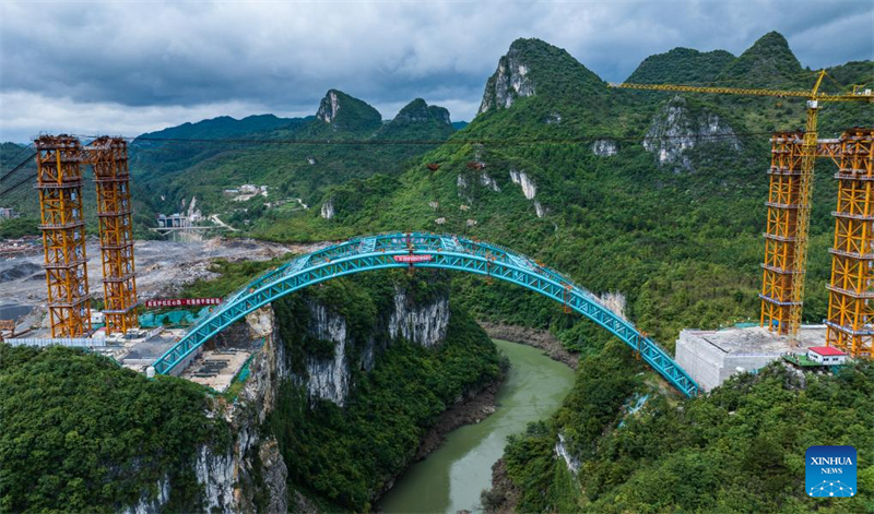 Brücke über den Lami-Fluss in Guizhou im Bau