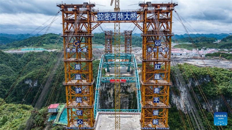 Brücke über den Lami-Fluss in Guizhou im Bau