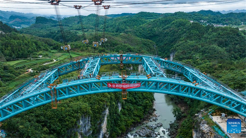 Brücke über den Lami-Fluss in Guizhou im Bau
