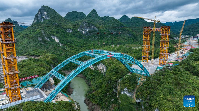 Brücke über den Lami-Fluss in Guizhou im Bau