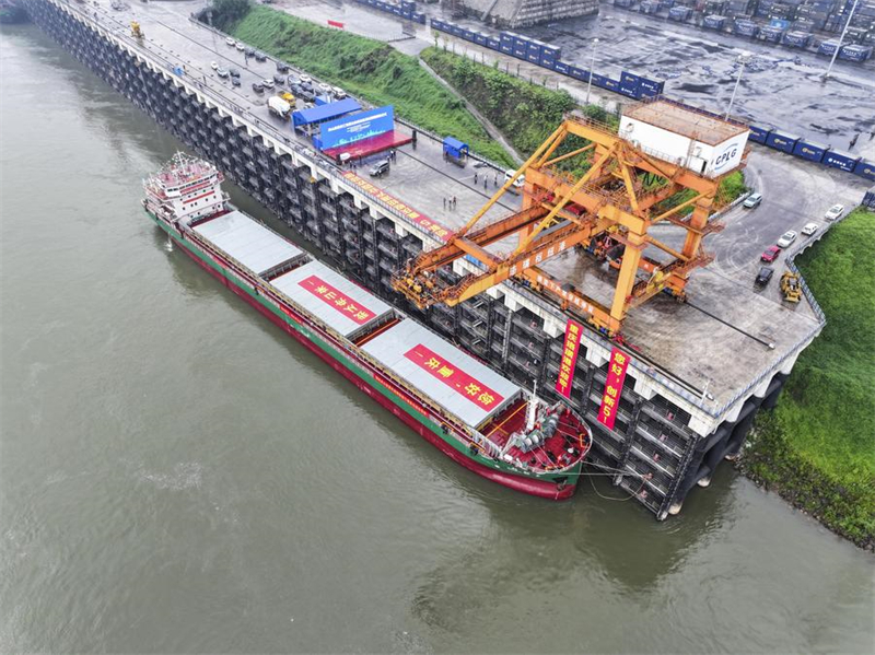 Erstes 10.000-Tonnen-Schiff auf Jangtse-Oberlauf erreicht Jiangjin-Luohuang-Hafen