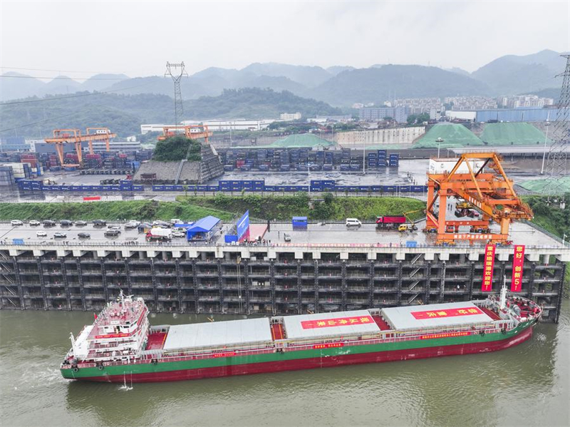 Erstes 10.000-Tonnen-Schiff auf Jangtse-Oberlauf erreicht Jiangjin-Luohuang-Hafen