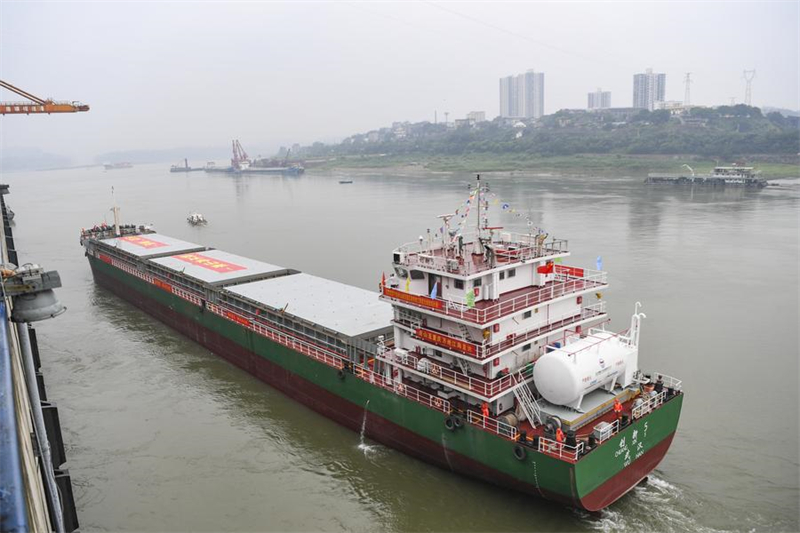 Erstes 10.000-Tonnen-Schiff auf Jangtse-Oberlauf erreicht Jiangjin-Luohuang-Hafen